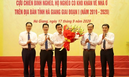 Nguyên Chủ tịch Nước Trương Tấn Sang cùng lãnh đạo tỉnh Hà Giang tại lễ trao nhà hôm 17.9. Ảnh H.G