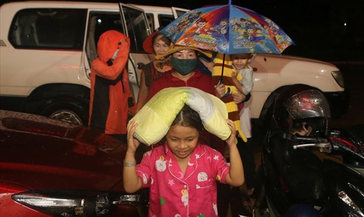 Người dân tại thị trấn Cửa Việt đến Trung tâm hoạt động thanh thiếu niên tỉnh Quảng Trị để trú bão. Ảnh: Hưng Thơ.