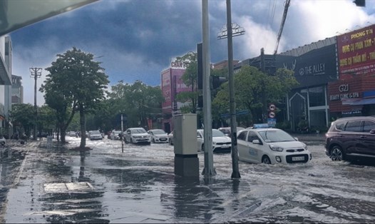 Đường Lê Hồng Phong (TP. Vinh-Nghệ An) ngập cục bộ do mưa lớn. Ảnh: Văn Lý