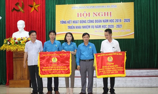 Công đoàn Giáo dục Hà Tĩnh được nhận Cờ thi đua của Công đoàn Giáo dục Việt Nam. Ảnh: TT.