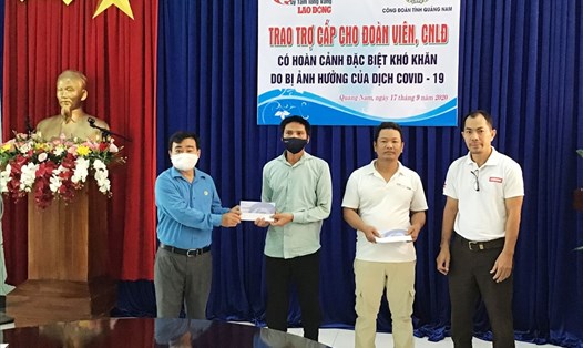 Đại diện Quỹ Tấm lòng vàng Lao Động và LĐLĐ tỉnh Quảng Nam trao quà hỗ trợ cho công nhân Lê Nhật Trai và Nguyễn Đình Thanh. Ảnh: Thái Bình