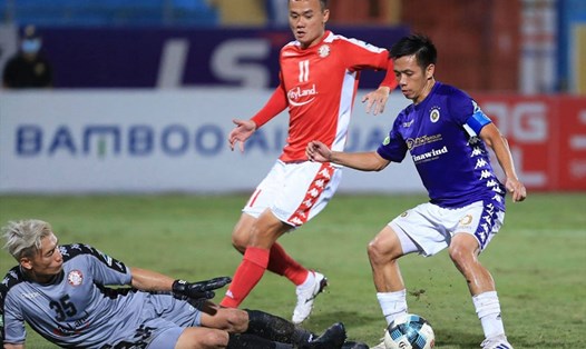 Bùi Tiến Dũng nhận đến 5 bàn thua trong trận đấu với câu lạc bộ Hà Nội. Ảnh: VPF