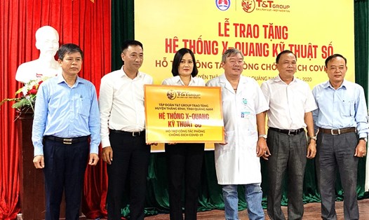 Ông Nguyễn Anh Tuấn, Phó Tổng Giám đốc Tập đoàn T&T Group (thứ 2 từ trái sang) trao tặng hệ thống X-Quang kỹ thuật số trị giá 2 tỉ đồng cho Trung tâm y tế huyện Thăng Bình. Nguồn: T&T Group