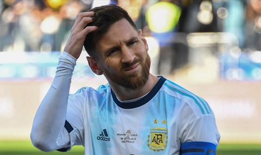 Lionel Messi lại phải đứng giữa những lựa chọn quan trọng. Ảnh: Sky Sports