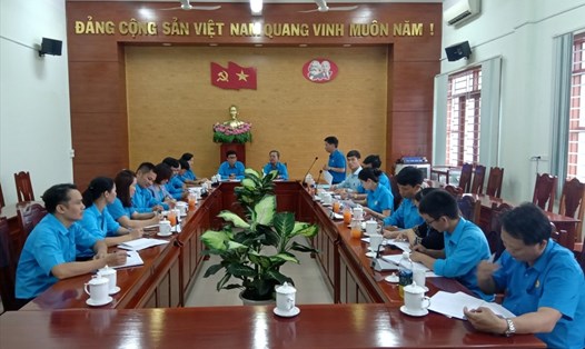 Lãnh đạo LĐLĐ tỉnh Lâm Đồng đề nghị các cấp công đoàn bám sát địa bàn, hỗ trợ công đoàn cơ sở. Ảnh Đình Ngọc