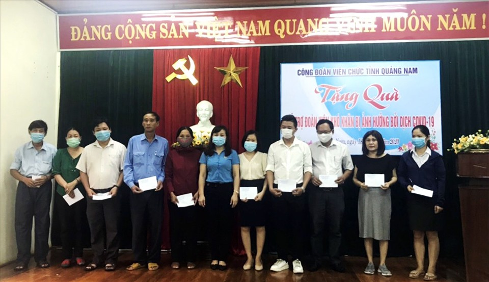 CĐ Viên chức tỉnh Quảng Nam trao quà cho đoàn viên khó khăn bị ảnh hưởng dịch COVID-19. Ảnh Quốc Bảo