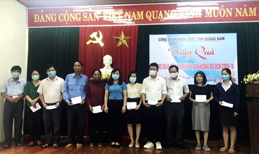 CĐ Viên chức tỉnh Quảng Nam trao quà cho đoàn viên khó khăn bị ảnh hưởng dịch COVID-19. Ảnh Quốc Bảo