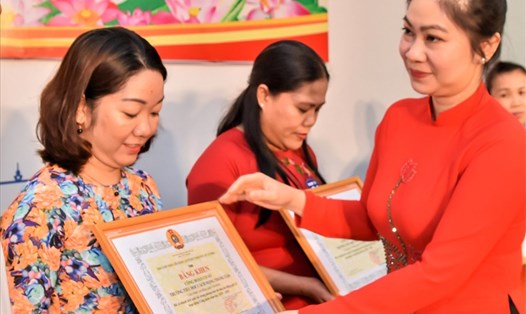 Bà Thái Thị Lan Chi, Chủ tịch LĐLĐ Quận Tân Bình, trao Bằng khen cho đại diện các Công đoàn cơ sở có thành tích xuất sắc. Ảnh Đức Long