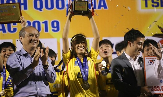 Huỳnh Như, Hải Yến và Tuyết Dung vẫn tham dự giải vô địch quốc gia nữ cho tới khi hoàn tất thủ tục sang Bồ Đào Nha. Ảnh: Hoài Thu