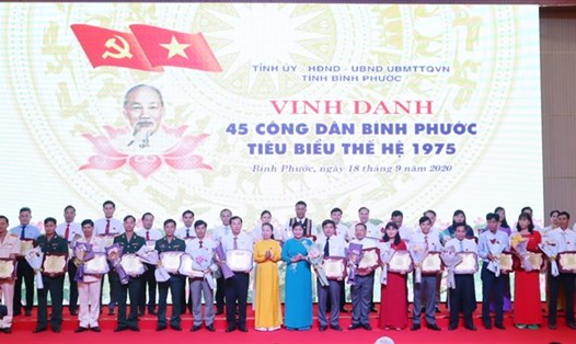 Vinh danh 45 “Công dân Bình Phước tiêu biểu thế hệ 1975". Ảnh: Cổng thông tin điện tử tỉnh Bình Phước.