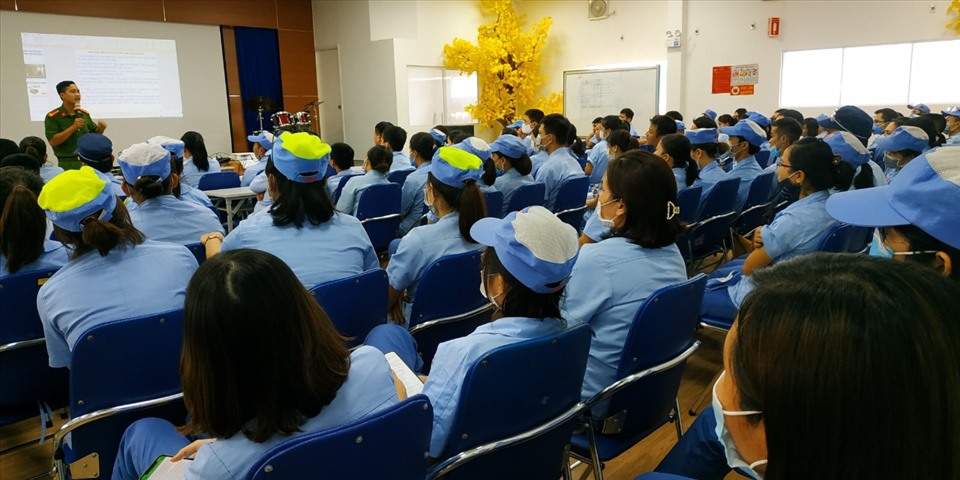 Công đoàn các khu công nghiệp và chế xuất Hà Nội tuyên truyền phòng cháy chữa cháy cho công nhân lao động Cty TNHH phụ tùng Yamaha Motor Việt Nam. Ảnh: Ngọc Ánh