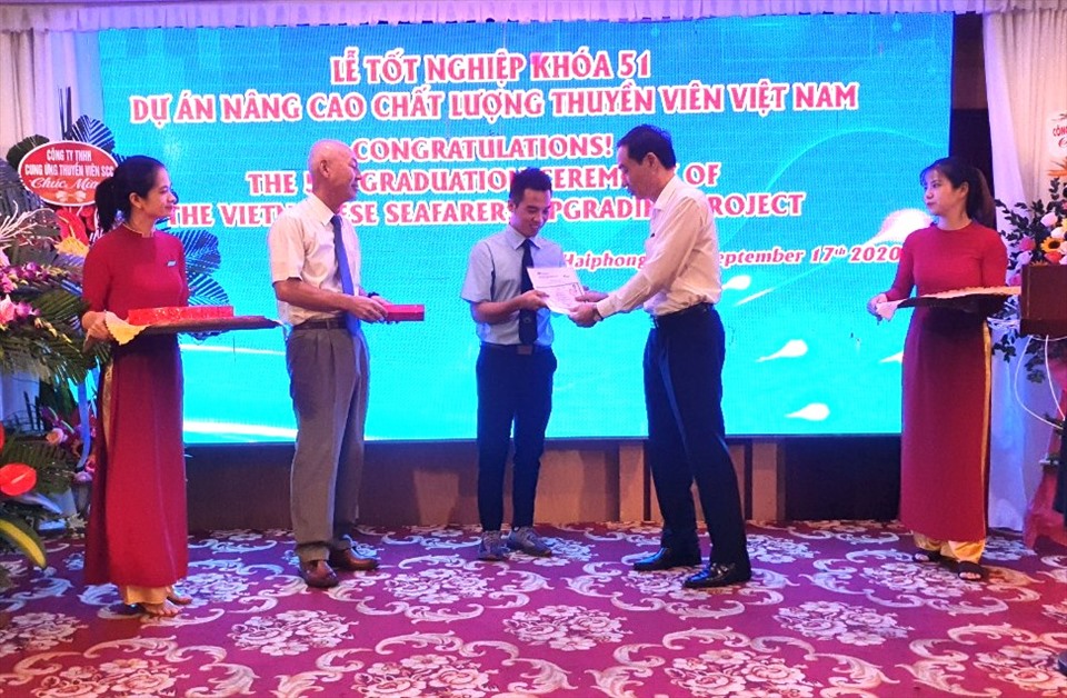 Ông Phạm Văn Lin và ông Kambayshi Junji đã trao giấy chứng nhận tốt nghiệp khóa học cho học viên. Ảnh: Khánh Trang