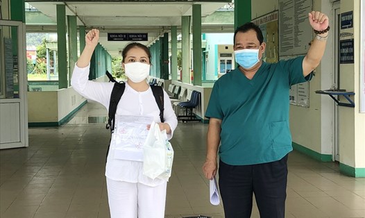 Bệnh nhân mắc COVID-19 cuối cùng tại Bệnh viện Phổi Đà Nẵng xuất viện. Ảnh: Thuỳ Trang