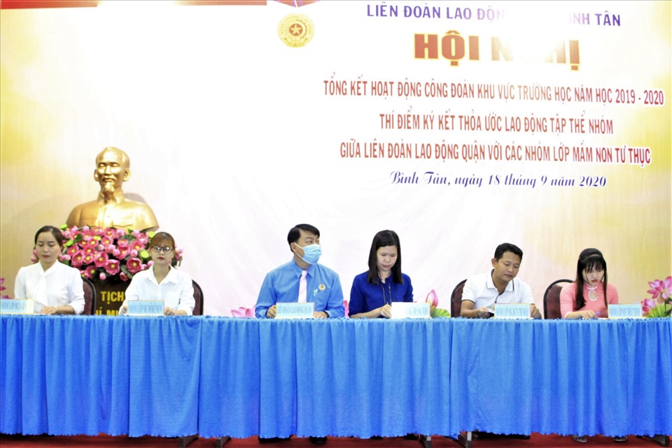 Ông Nguyễn Văn Hải, Chủ tịch LĐLĐ Quận Bình Tân (thứ ba từ trái qua) ký thỏa ước lao động tập thể với đại diện các trường mầm non. Ảnh Đức Long