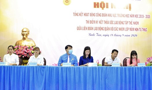 Ông Nguyễn Văn Hải, Chủ tịch LĐLĐ Quận Bình Tân (thứ ba từ trái qua) ký thỏa ước lao động tập thể với đại diện các trường mầm non. Ảnh Đức Long
