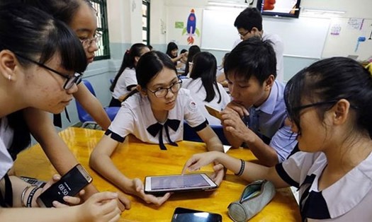 Từ ngày 1.11.2020, học sinh THCS, THPT được dùng điện thoại trong giờ học để phục vụ học tập. Ảnh: DLV