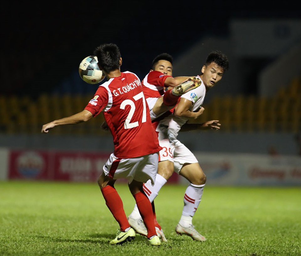 Dương Văn Hào (áo trắng, số 39) là 1 trong 3 cầu thủ Viettel bị treo giò ở chung kết Cúp Quốc gia. Ảnh: VPF.