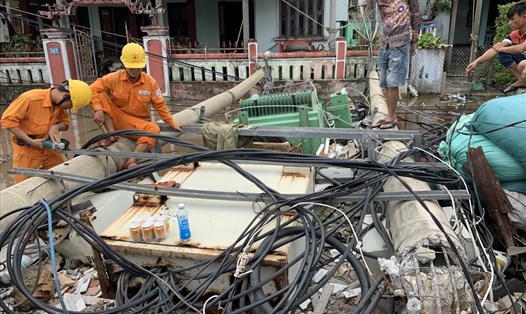 Cột điện gãy đổ do bão số 5. Ảnh: PC Thừa Thiên Huế.