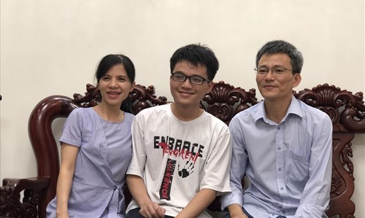 Gia đình Nguyễn Lê Vũ  vui mừng vì con trai đạt điểm cao trong kì thi tốt nghiệp THPT vừa qua. Ảnh: Hữu Long