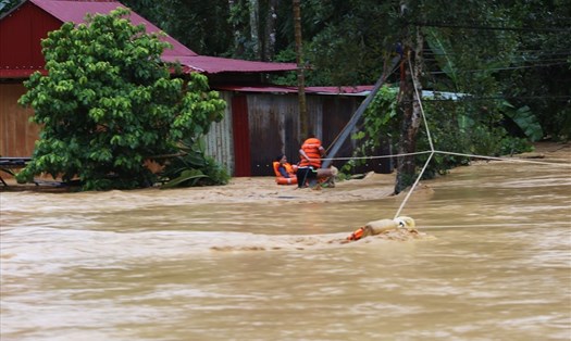 Bão số 5 gây ngập lụt nghiêm trọng tại nhiều tỉnh miền Trung. Ảnh: Ng.Đ.D