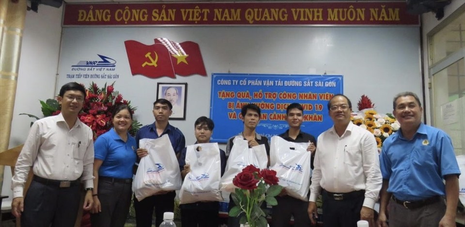 Tổng giám đốc  và Công đoàn Công ty Cổ phần vận tải đường sắt Sài Gòn trao tặng quà cho người lao động thuộc Đoàn Tiếp viên đường sắt Phương Nam. Ảnh: CĐ ĐS