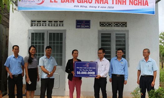 Công ty Điện lực Đắk Nông trao tặng nhà tình nghĩa cho các hộ nghèo. Ảnh: Bạch Mai