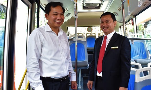 Chủ tịch UBND TP.Cần Thơ Lê Quang Mạnh (áo trắng) tham quan xe buýt hiện đại có trang bị máy lạnh và Wifi. Ảnh: Thành Nhân