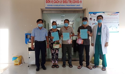 3 bệnh nhân mắc COVID-19 được xuất viện. Ảnh: Thanh Chung