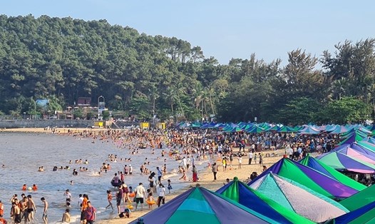 Khách tham quan nghỉ mát tại Khu du lịch Đồ Sơn là nơi thu hút nhiều du khách. Ảnh Đặng Luân