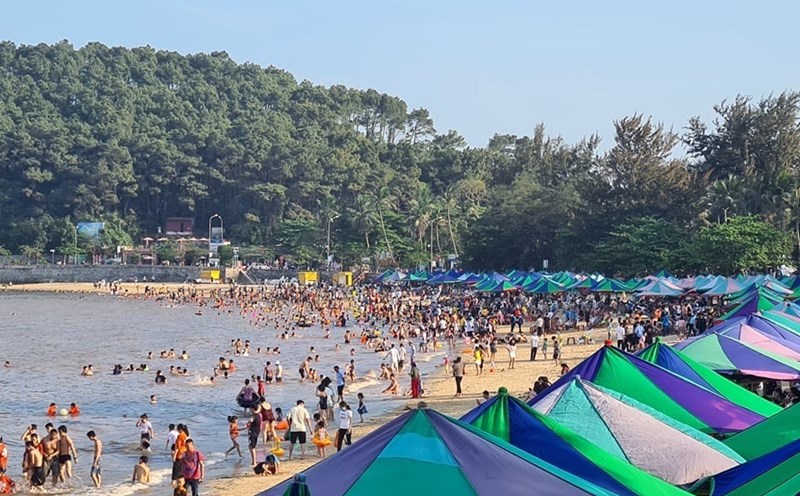 Khách tham quan nghỉ mát tại Khu du lịch Đồ Sơn là nơi thu hút nhiều du khách. Ảnh Đặng Luân