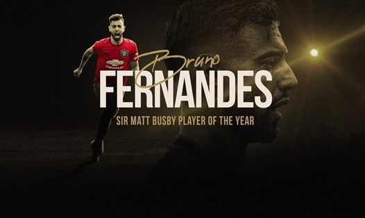 Bruno Fernandes nhận giải Sir Matt Bussy cho Cầu thủ xuất sắc nhất mùa giải của Man United. Ảnh: Manchester United