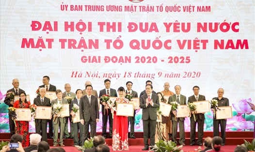 Chủ tịch HĐQT TNG Holdings Vietnam Nguyễn Thị Nguyệt Hường (đứng giữa) nhận bằng khen của Ủy ban Trung ương MTTQ Việt Nam