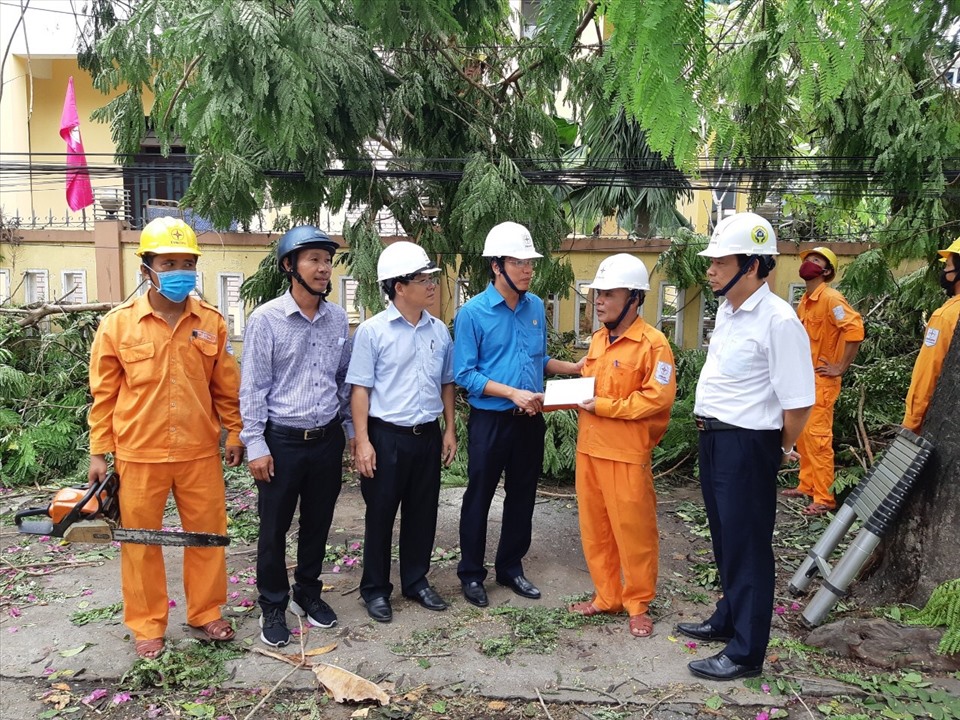 Đại diện Công đoàn Điện lực Việt Nam trao hỗ trợ cho các đơn vị tại hiện trường. Ảnh: CĐĐL