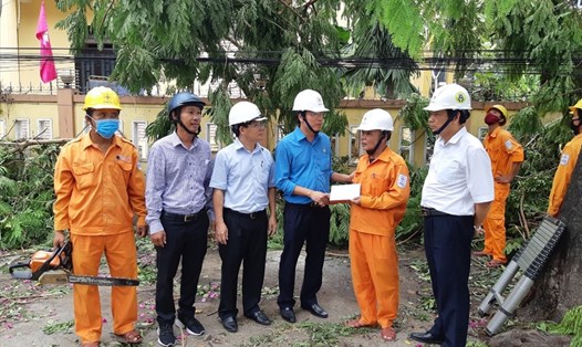 Đại diện Công đoàn Điện lực Việt Nam trao hỗ trợ cho các đơn vị tại hiện trường. Ảnh: CĐĐL