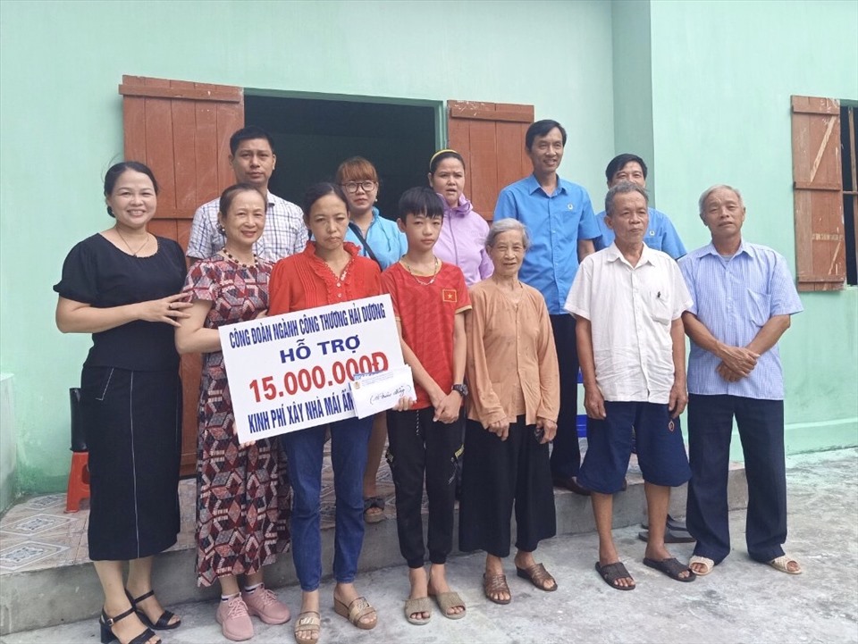 Đại diện lãnh đạo LĐLĐ tỉnh Hải Dương và Công đoàn ngành Công Thương Hải Dương trao hỗ trợ cho gia đình đoàn viên. Ảnh: Diệu Thuý