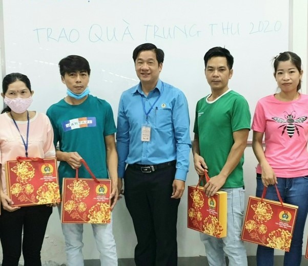 Ông Đào Trần Đông - Phó Chủ tịch CĐ các KCN Bình Dương thăm và trao quà Tết Trung thu cho công nhân. Ảnh: Dương Bình