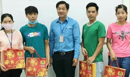 Ông Đào Trần Đông - Phó Chủ tịch CĐ các KCN Bình Dương thăm và trao quà Tết Trung thu cho công nhân. Ảnh: Dương Bình