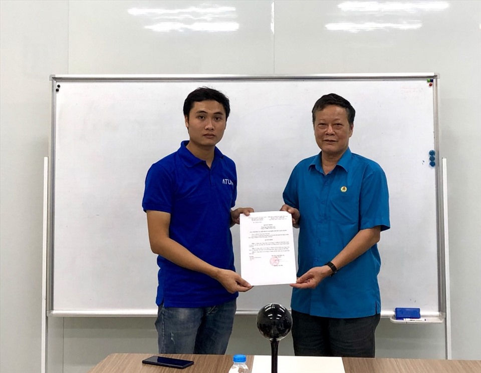 Đồng chí Dương Văn Nhu, Chủ tịch Liên đoàn Lao động huyện trao quyết định thành lập công đoàn cơ sở Công ty TNHH Atum Vina. Ảnh: LĐLĐ huyện Lạng Giang.