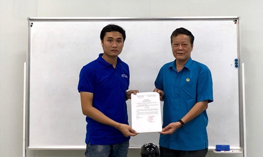 Đồng chí Dương Văn Nhu, Chủ tịch Liên đoàn Lao động huyện trao quyết định thành lập công đoàn cơ sở Công ty TNHH Atum Vina. Ảnh: LĐLĐ huyện Lạng Giang.