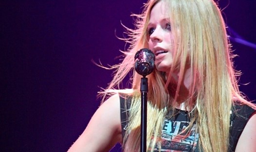 Nữ ca sĩ Mỹ - Avril Lavigne có chiều cao khiêm tốn nhưng lại chứng tỏ khả năng qua nhiều sản phẩm chất lượng. Ảnh nguồn: Mnet.