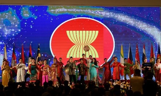 Nghệ sĩ biểu diễn tại lễ khai mạc Hội nghị cấp cao ASEAN tại Hà Nội ngày 26.6.2020. Ảnh: AFP.