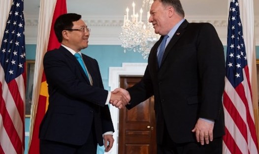 Ngoại trưởng Mỹ Mike Pompeo đã gửi thông điệp nhân Quốc khánh Việt Nam. Trong ảnh, Ngoại trưởng Mỹ Mike Pompeo bắt tay Phó Thủ tướng, Bộ trưởng Ngoại giao Phạm Bình Minh tại Washington, DC ngày 22.5.2019. Ảnh: AFP.