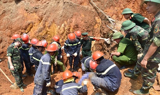 Các đơn vị chức năng tìm kiếm các nạn nhân trong vụ sập công trình ở Phú Thọ. Ảnh: N. Long