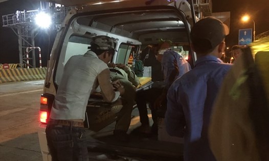 2 nhân viên trạm BOT Ninh Xuân bị hành hung được chuyển đi cấp cứu tối 24.8. Ảnh: Đức Trọng