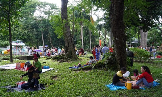 Nhiều người tới Thảo Cầm Viên Sài Gòn vui chơi ngày nghỉ lễ 2.9. Ảnh: Ngọc Lê