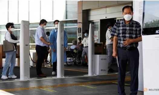 Số lượng lớn người cao tuổi mắc COVID-19 làm gia tăng đột biến số ca bệnh nặng và nguy kịch ở Hàn Quốc. Ảnh: Reuters