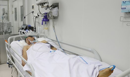 Bệnh nhân ngộ độc sau khi ăn pate Minh Chay đang điều trị tại Bệnh viện Chợ Rẫy. Ảnh: Bệnh viện cung cấp