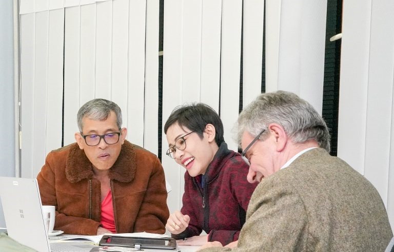 Nhà vua Thái Lan và Hoàng quý phi Sineenat Wongvajirapakdi trong một bức ảnh chính thức do cơ quan nội chính hoàng gia Thái Lan công bố. Ảnh: Khaosod.