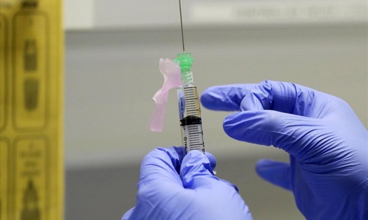 Vaccine COVID-19 thử nghiệm tại một phòng khám ở London, Anh. Ảnh: AP/Kyodo.