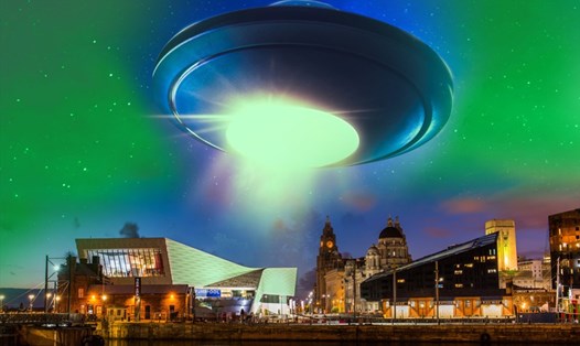 Vật thể bay phát sáng nghi là UFO xuất hiện trên bầu trời Anh. Ảnh: NY Post